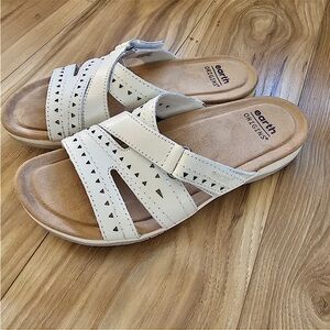 EARTH ORIGINS •  White Slip-On Sandals, Size 7.5